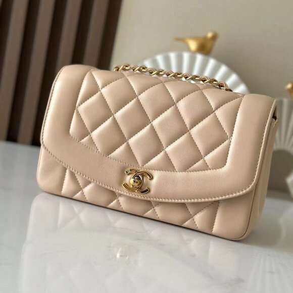 Classic CHANEL Bag: A Stylish and Versatile Choice for Elegance - Picture 1 of 6